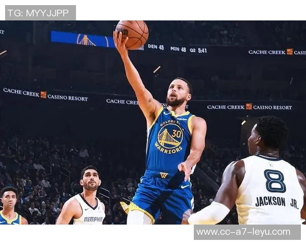 克莱三分火力全开轰23分助勇士续航展现强大实力